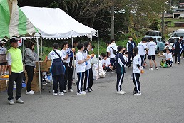 岡谷南高校 諏訪縦断強歩大会のチェックポイントで休憩する生徒たち