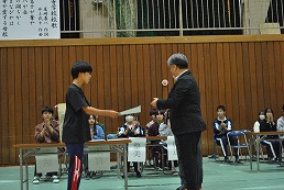 岡谷南高校 諏訪縦断強歩大会の表彰式で賞状を受け取る生徒