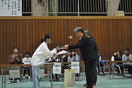 岡谷南高校 諏訪縦断強歩大会の表彰式で表彰を受ける生徒