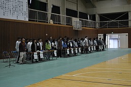 岡谷南高校 諏訪縦断強歩大会の表彰対象生徒が体育館に整列する様子