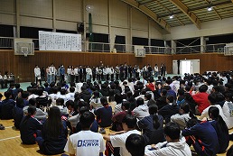 岡谷南高校 諏訪縦断強歩大会閉会式で体育館に集まる全校生徒