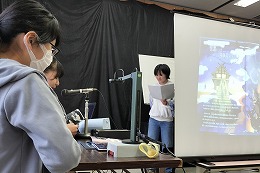 岡谷南高校 市立岡谷図書館子ども読書まつりで読み聞かせを行う生徒