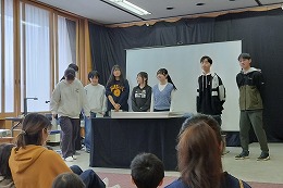 岡谷南高校 市立岡谷図書館子ども読書まつりで読み聞かせを行った生徒たち