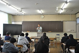 岡谷南高校 ようこそ先輩で卒業生の講話を聞く1年生の様子