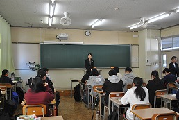 岡谷南高校 ようこそ先輩で卒業生が自身の仕事や進路について講話を行う様子