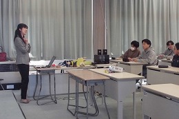 岡谷南高校 ようこそ先輩で卒業生の講話を受ける生徒たち