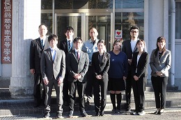 岡谷南高校 ようこそ先輩に講師として来校した卒業生の集合写真