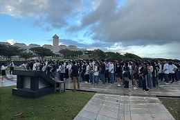 岡谷南高校 2学年修学旅行で沖縄平和祈念資料館を訪れ平和学習を行う生徒たち