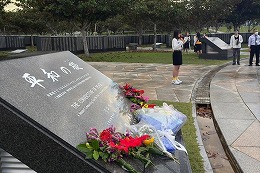 岡谷南高校 2学年修学旅行で平和の礎を訪れ献花を行う様子