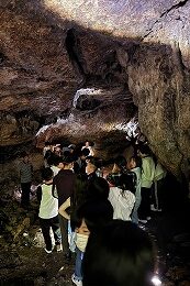 岡谷南高校 2学年修学旅行でガマを見学し平和学習を行う生徒たち