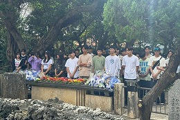 岡谷南高校 2学年修学旅行で平和の礎前で平和学習を行う生徒たち