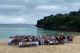 岡谷南高校 2学年修学旅行で伊計ビーチを訪れ海岸で集合する生徒たち