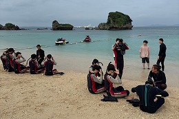 岡谷南高校 2学年修学旅行で伊計ビーチのマリン体験に参加する生徒たち