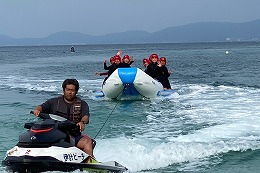 岡谷南高校 2学年修学旅行で海上のマリンアクティビティを体験する生徒たち