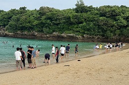 岡谷南高校 2学年修学旅行で海岸を散策する生徒たち