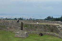 岡谷南高校 2学年修学旅行で首里城跡を見学する生徒たち(寄り)