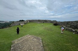 岡谷南高校 2学年修学旅行で首里城跡を見学する生徒たち