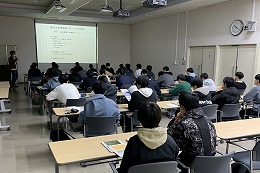 岡谷南高校 1年生大学見学で大学の講義を体験する生徒たち