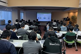 岡谷南高校 1年生大学見学で大学の説明を聞く生徒たち