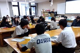岡谷南高校 1年生大学見学で大学生と交流する生徒たち