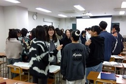 岡谷南高校 1年生大学見学で大学の授業体験に参加する生徒たち