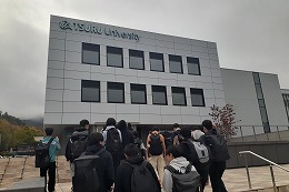 岡谷南高校 1年生大学見学で大学キャンパスを見学する生徒たち