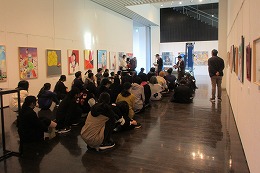 岡谷南高校 諏訪高校美術展で展示作品を鑑賞する生徒たち