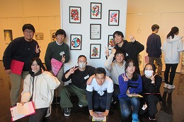 岡谷南高校 諏訪高校美術展に参加した美術部員の記念写真