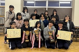 岡谷南高校 放送部コンテスト報告会で受賞したトロフィーや賞状とともに記念撮影する放送部員