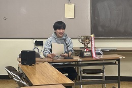 岡谷南高校 放送部コンテスト報告会でコンテスト作品について発表する放送部員
