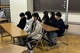 岡谷南高校 放送部コンテスト報告会で発表を聞く放送部員