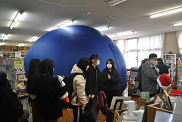 岡谷南高校 図書館プラネタリウムでドーム型プラネタリウムを見学する生徒たち