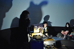 岡谷南高校 図書館プラネタリウムで星空の解説を聞く生徒たち