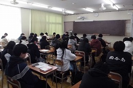 岡谷南高校 壮行会・全校集会で教室から放送を聞く生徒たち