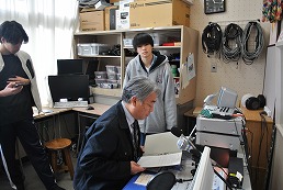 岡谷南高校 壮行会・全校集会で放送室から全校へ放送を行う様子