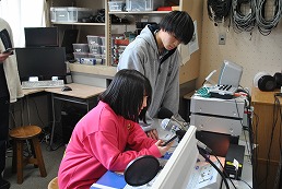 岡谷南高校 壮行会・全校集会で放送機材を操作する生徒たち