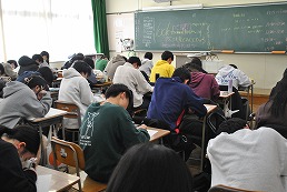 岡谷南高校 壮行会・全校集会で校長講話を教室で聞く生徒たち