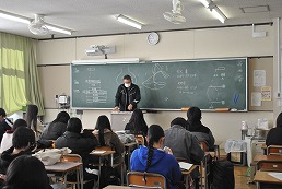 岡谷南高校 共通テスト最終指導で担任が受験に向けた説明を行う教室の様子