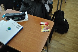 岡谷南高校 共通テスト最終指導に向けた教室の机と学習用具の様子