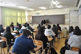 岡谷南高校 共通テスト最終指導で説明を受ける3年生の教室の様子