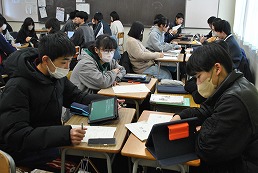 岡谷南高校 1年生探究学習でグループごとに発表準備を行う生徒たち