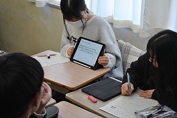 岡谷南高校 1年生探究学習でタブレットを使い発表を行う生徒たち