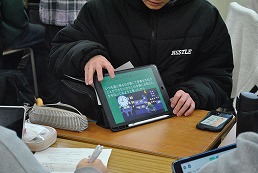 岡谷南高校 1年生探究学習でタブレットのスライドを使って発表する様子