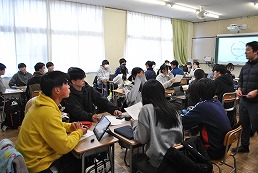 岡谷南高校 1年生探究学習でグループごとに発表を行う教室の様子