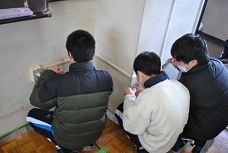 岡谷南高校 2学年ペンキ塗りで壁の補修作業を行う生徒たち