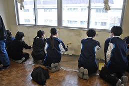岡谷南高校 2学年ペンキ塗りで校舎の壁を塗装する生徒たち
