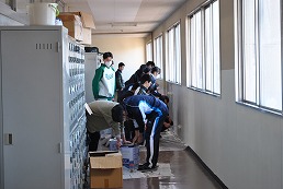 岡谷南高校 2学年ペンキ塗りで廊下の壁を塗装する作業の様子