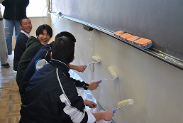 岡谷南高校 2学年ペンキ塗りでローラーを使い壁を塗装する生徒たち