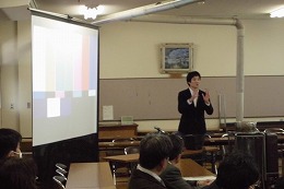 岡谷南高校 学校評議員会で放送部が制作した学校紹介の発表を行う様子