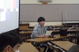 岡谷南高校 学校評議員会で放送部の生徒がアナウンスの実演を行う様子